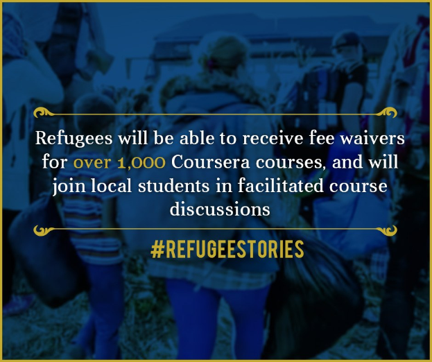 Plakat, das Gebührenbefreiungen für über 1.000 Coursera-Kurse für Flüchtlinge und geförderte Diskussionen mit lokalen Studenten ankündigt, mit mehreren Personen im Hintergrund mit Taschen.