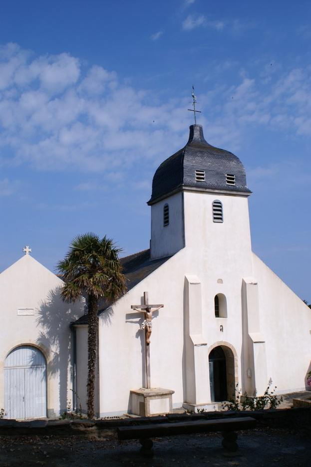 Eine Kirche ist prominent in der Mitte des Bildes positioniert.
