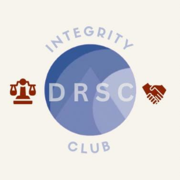 Ein blauer Kreis mit den Worten "Integrity Club" in weißer Schrift, der links ein Waagemesser und rechts zwei sich schüttelnde Hände zeigt.