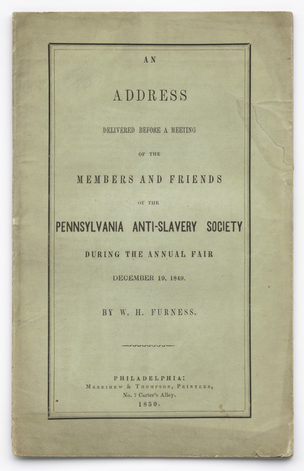 Ein offenes Buch mit dem Titel "Eine Ansprache gehalten vor einer Versammlung der Mitglieder und Freunde der Pennsylvania Anti-Slavery Society während der jährlichen Messe", das eine Seite mit schwarzer Tinte zeigt.