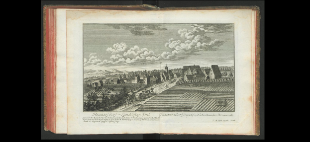 Offenes Buch mit dem Titel "Landschaft des Rhein-Westerwalds" (1805) mit einer Dorfillustration mit Häusern, Bäumen, Höhen und Wolken.