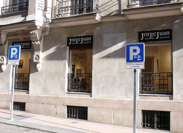 Ein mehrstöckiges Gebäude mit Fenstern, Geländern, Türen und Säulen, das Werbetafeln auf Pfosten entlang des Gehwegs und sichtbare Innenobjekte aufweist, die eine belebte Stadtkulisse suggerieren.