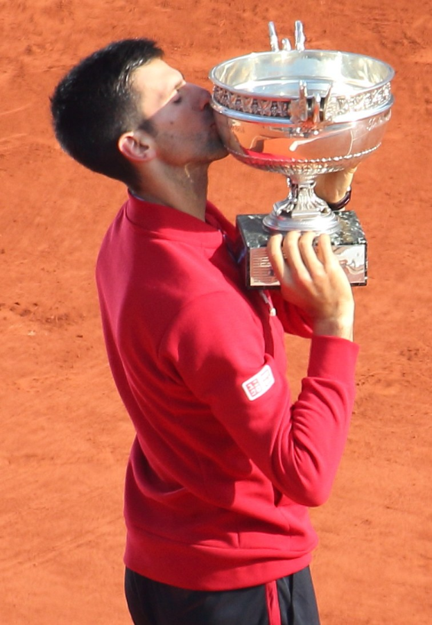 Novak Djokovic hält den French Open-Pokal und feiert nach dem Sieg gegen Rafael Nadal im Finale der Herren-Einzel.