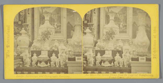 Schwarz-weißes Foto eines Raums mit zahlreichen Vasen und dekorativen Gegenständen in einer Collage angeordnet, mit Text unten.