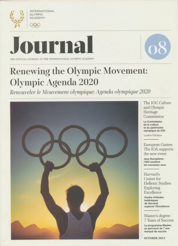 Eine Person in einem weißen Hemd und blauen Shorts hält die Olympischen Ringe in den Händen und steht vor einem Blatt Papier mit den Worten "Renovierung der Olympischen Bewegung" und "Olympisches Agenda 2020" unter einem hellblauen Himmel mit weißen Wolken und Sonne.